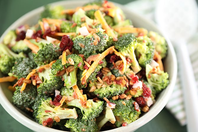 Easy Broccoli Salad: A Quick & Creamy Potluck Favorite